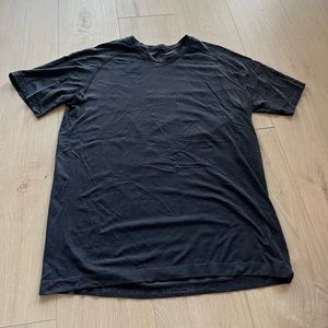 LULULEMON men’s workout shirt